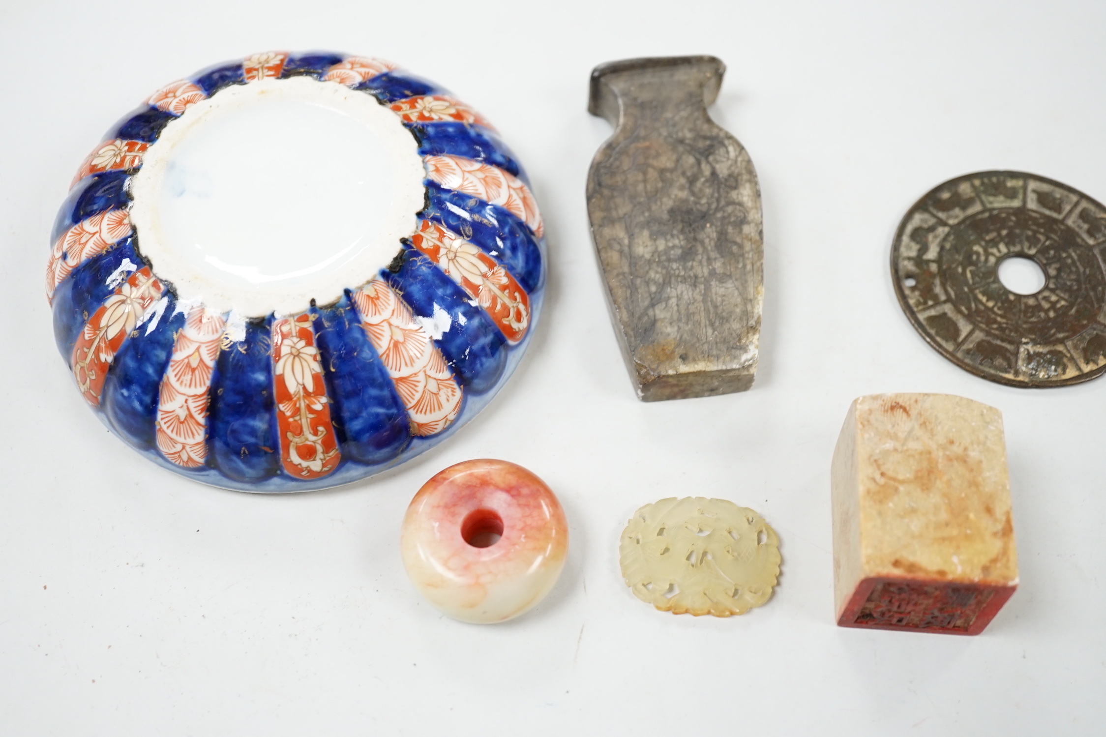 A collection of Chinese, jade and hardstone items in an Imari stone dish